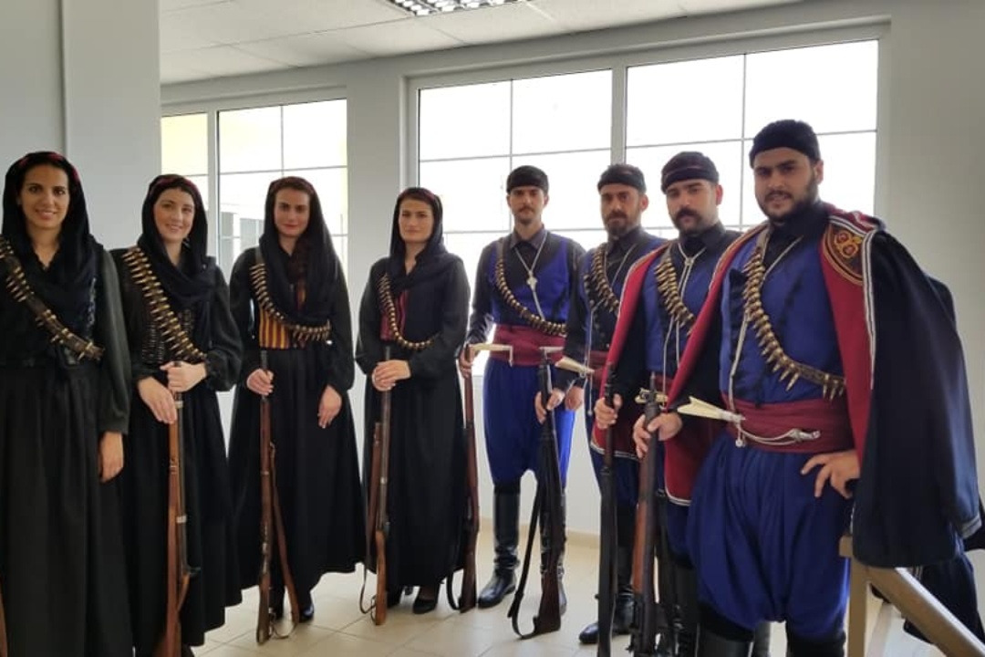 ΔΕΛΤΙΟ ΤΥΠΟΥ – Συγκινητική η παρουσία του Ομίλου Βρακοφόρων Κρήτης στην Κάρπαθο