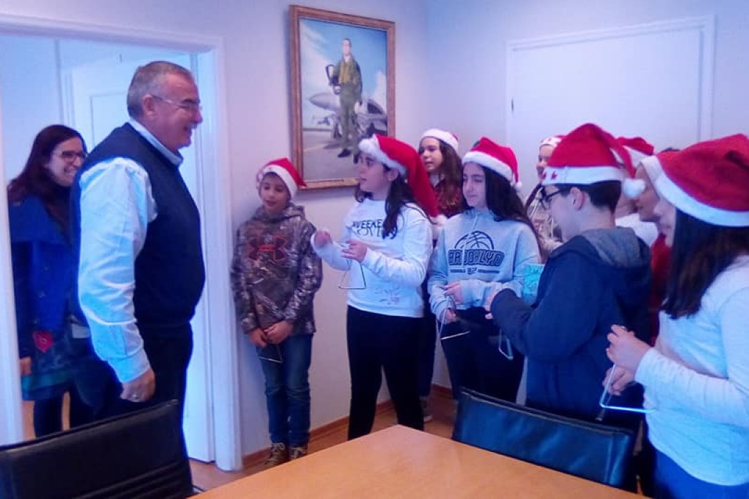 Κάλαντα απ’ τους μαθητές του 2ου Δημοτικού Σχολείου