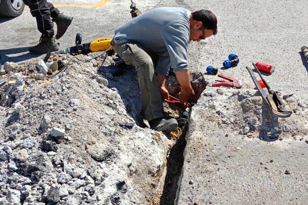 Η Υπηρεσία Ύδρευσης στον παραλιακό Πηγαδίων -απέναντι από το Λιμεναρχείο