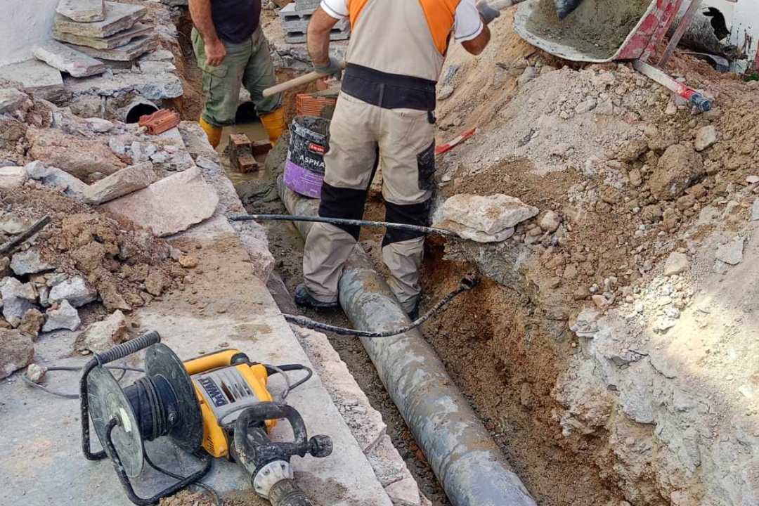 Αποκατάσταση προβλήματος σε ένα ακόμη κεντρικό σημείο των Πηγαδίων από την Υπηρεσία Ύδρευσης