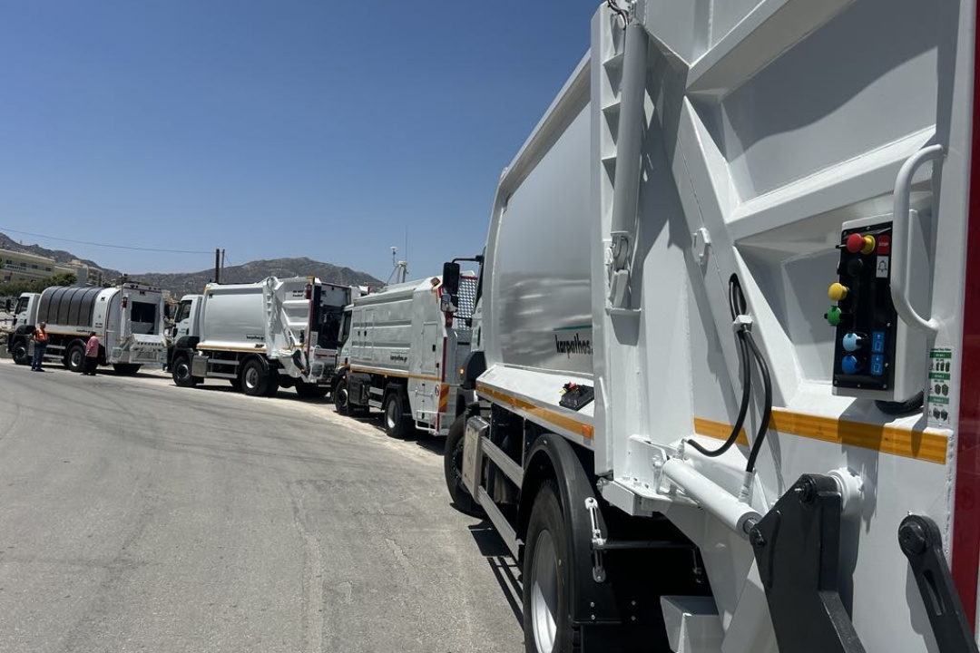Τέσσερα νέα απορριμματοφόρα παρέλαβε σήμερα ο Δήμος Καρπάθου!